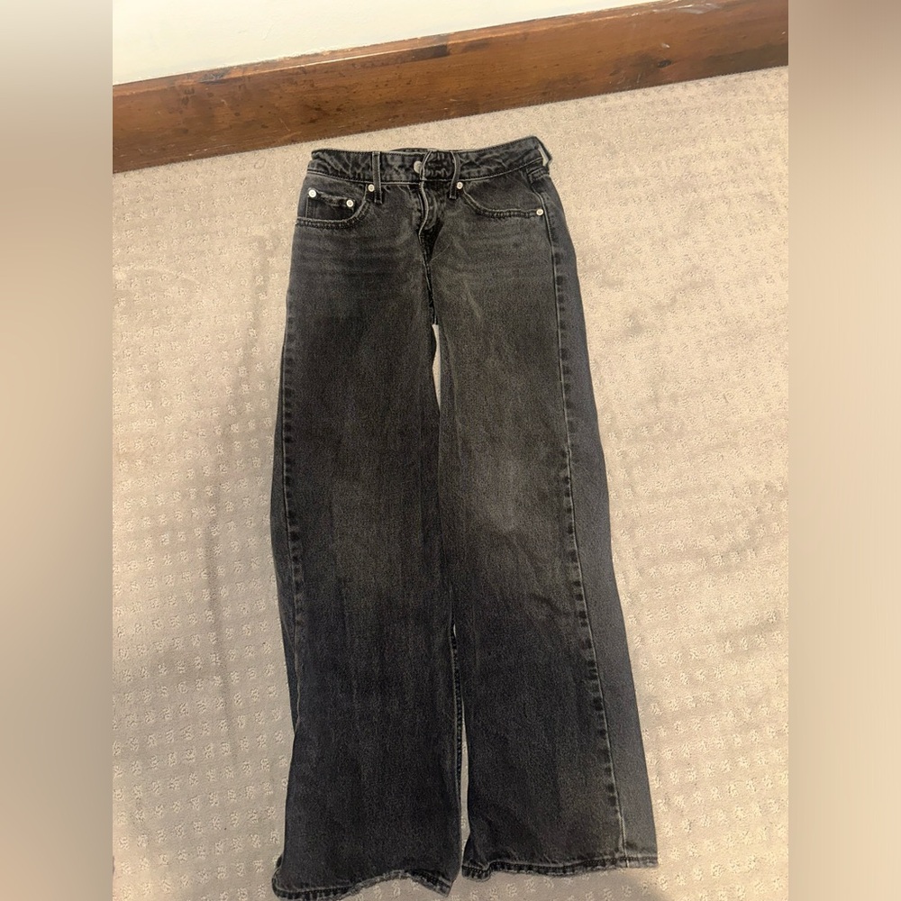 barely worn low loose levi’s !
